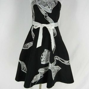 White house black market STRAPLESS EMBROIDERED FAI